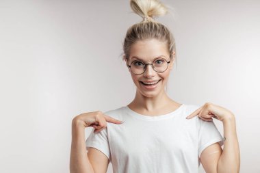 Çekici, ağzı açık ve şaşırmış bir kadın..