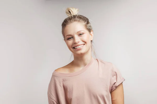 Mulher branca bonita jovem com cabelo loiro, isolado sobre fundo branco — Fotografia de Stock