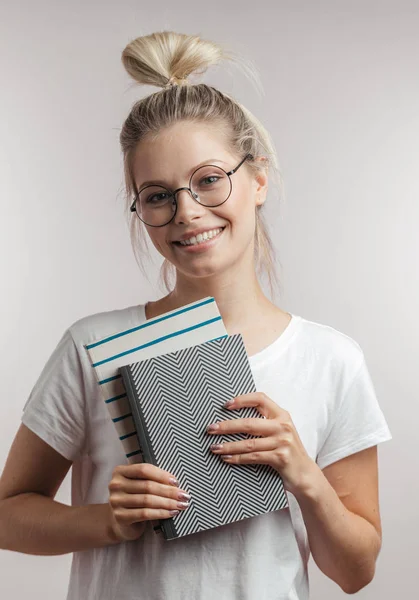 Retrato de una joven estudiante con libros aislados sobre fondo gris — Foto de Stock