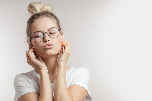 Isolierte Aufnahme, kaukasische junge Frau, die Musik mit Kopfhörern genießt. Kopierraum. — Stockfoto