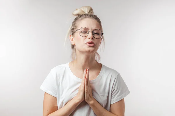 Plaidoyer jeune femme suppliant avec des émotions différentes. Concept d'excuses ou de demande — Photo