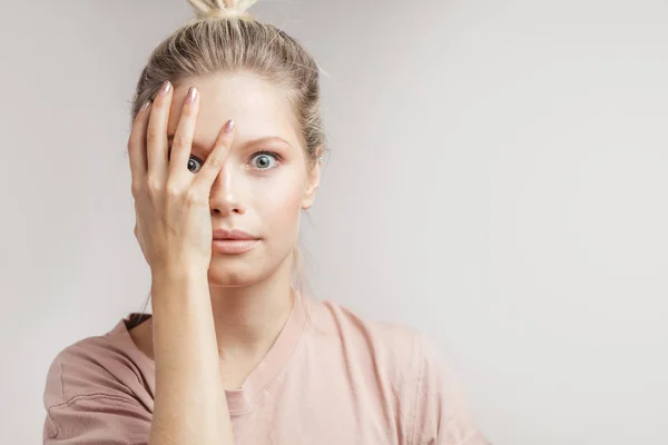 Attractive exited woman with opened mouth and surprised expression. — Stock Photo, Image