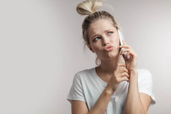 Bella Donna Bionda Sorridente Con Capelli Panino Parlare Smartphone Flirtare — Foto Stock