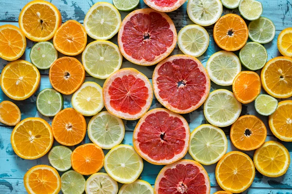 Raw food background of citrus multi coloured slices. Close-up. — Stock Photo, Image