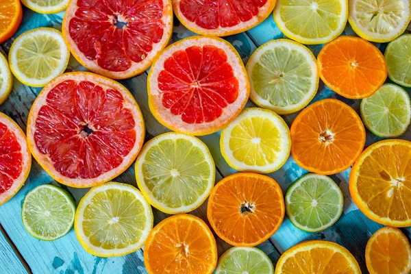 Raw food background of citrus multi coloured slices. Close-up. — Stock Photo, Image