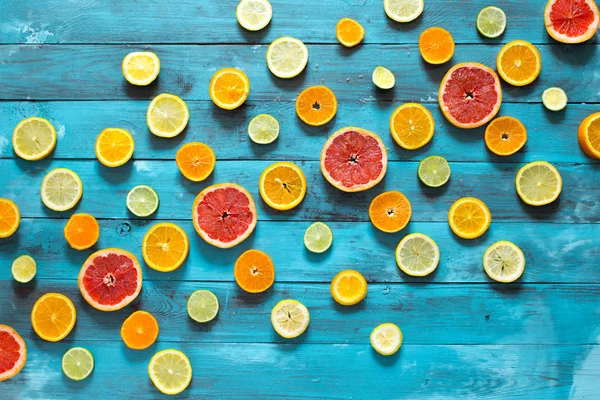 Fondo de fruta. Coloridas frutas frescas en la mesa de madera azul. Puesta plana — Foto de Stock