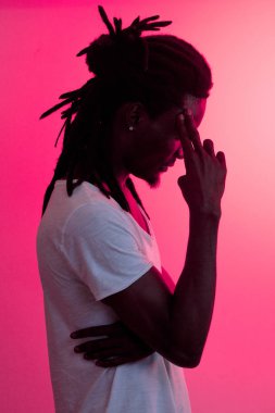 Genç idareci Afrikalı adam şakağına parmak işareti yapıyor.