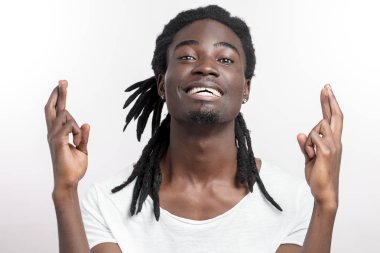 Afro-Amerikan erkek parmaklarını çapraz yapar, koyu tenli adam rüyalar diler.