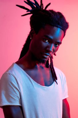 Mavi ve Mor Işıklar Altında Afrikalı Adam Portresi