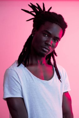 Mavi ve Mor Işıklar Altında Afrikalı Adam Portresi