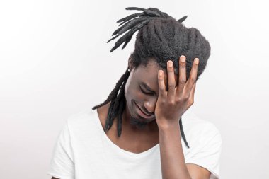 Afrikalı Amerikalı rastalı adam facepalm hareketi yapıyor.