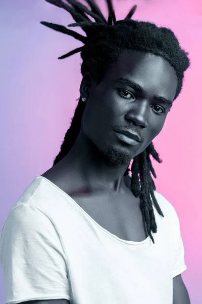 Mavi ve Mor Işıklar Altında Afrikalı Adam Portresi — Stok fotoğraf