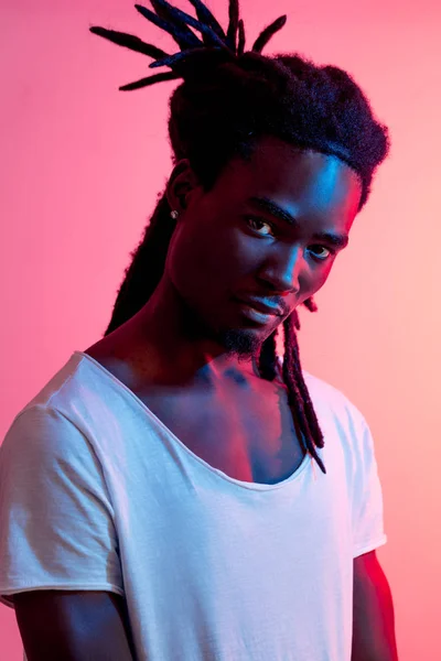 Retrato de hombre africano bajo luces azules y púrpuras - Ultravioleta —  Fotos de Stock