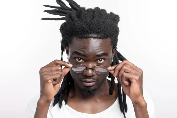 Afro American man with dreadlocks and glasses is looking at camera — Stock Photo, Image