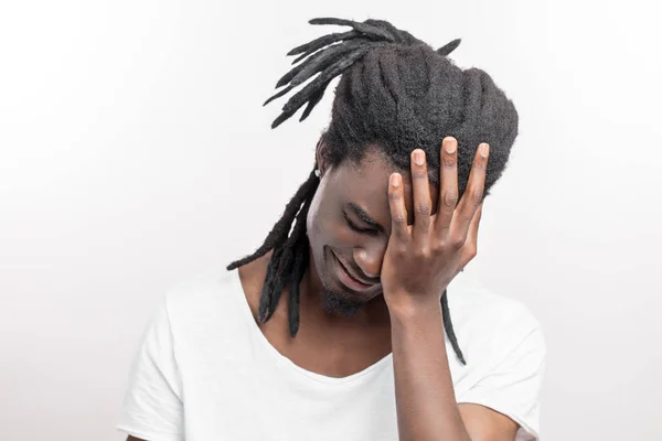 Afro-Amerikaanse man met dreadlocks maakt facepalm gebaar — Stockfoto