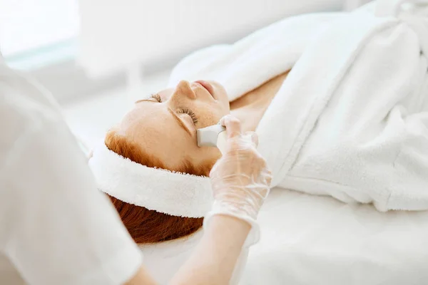 Doctor applies hydro gel mask on the woman before making laser treatment. — Stock Photo, Image