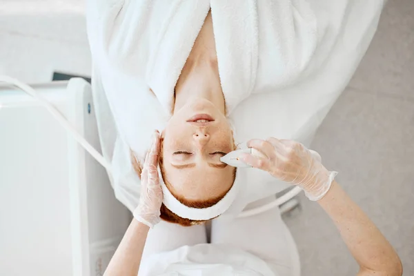 Ultrahangos infravörös kozmetikai eljárás arcra, felülnézetre, szépségápolásra. — Stock Fotó