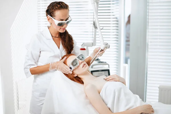 Donna che ottiene il trattamento del viso laser nel centro medico, concetto di ringiovanimento della pelle — Foto Stock