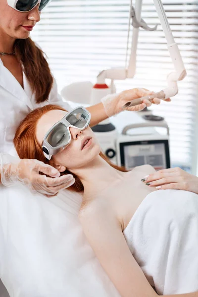 Woman getting laser face treatment in medical center, skin rejuvenation concept — Stock Photo, Image