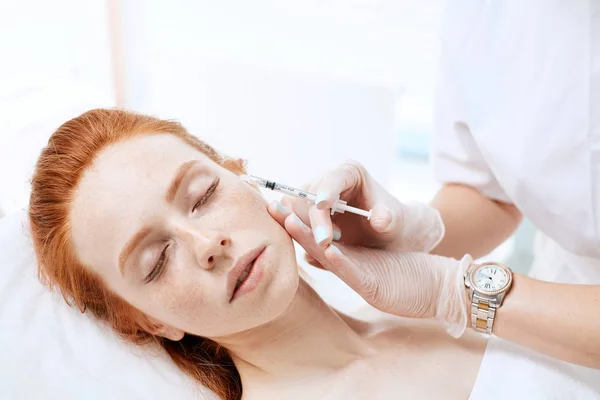 中间治疗程序 美容师医生对女性面部进行间歇性治疗 面部老化注射 美容美发 — 图库照片
