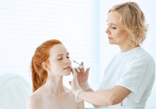 Hermosa mujer recibe inyecciones faciales de belleza. Cosmetología estética — Foto de Stock