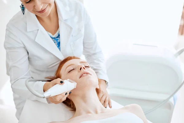 Vrouw krijgt rf-lifting in een schoonheidssalon. Moderne technologieën in de kosmetologie. — Stockfoto
