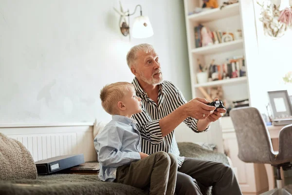 Abuelo y nieto jugando videojuegos en el ordenador con joystick — Foto de Stock