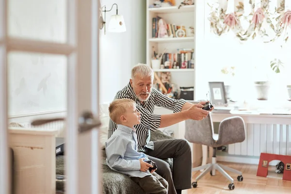 Abuelo y nieto jugando videojuegos en el ordenador con joystick — Foto de Stock