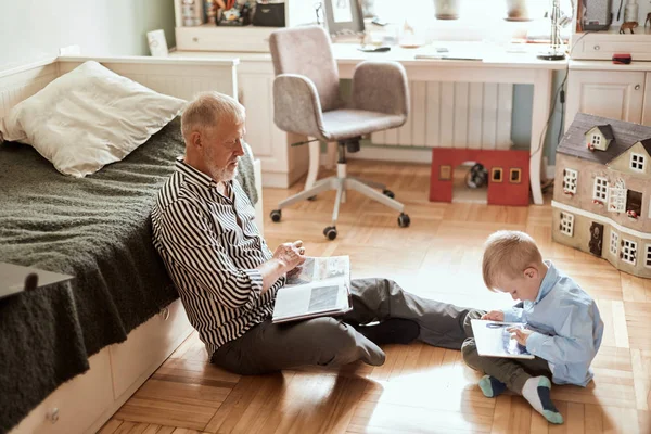 Morfar ser fotoalbum med sitt bröllop, liten pojke med hjälp av elektronisk tablett — Stockfoto