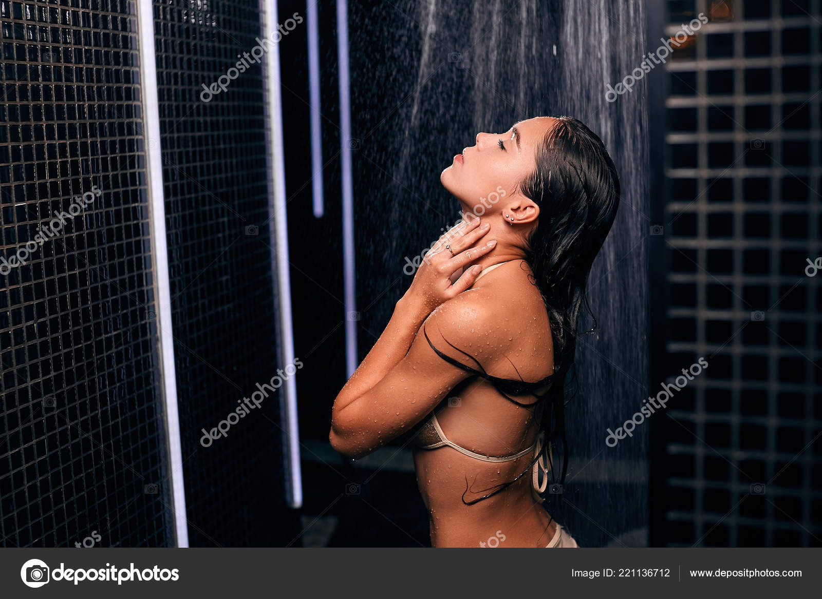 Mulher morena branca bonita tomando banho em seu banheiro de luxo preto . —  Foto © ufabizphoto 221136712