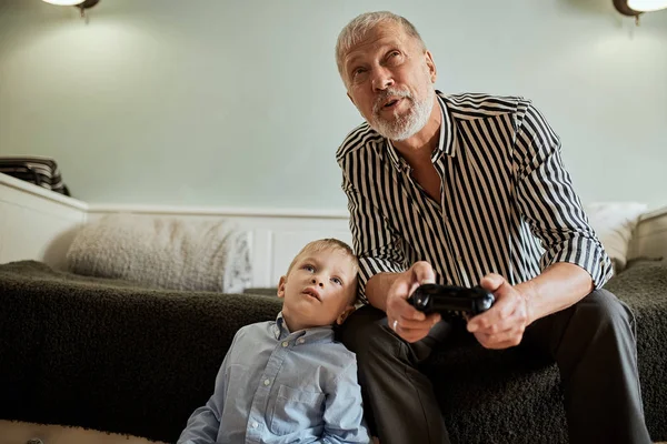 Abuelo y nieto jugando videojuegos en el ordenador con joystick — Foto de Stock
