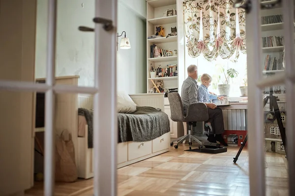 Abuelo y nieto en el sofá en casa. Abuelo y niños viendo fotos viejas — Foto de Stock