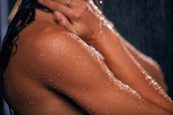 Genç bir kadının ıslak omzunun dokusu yakın. — Stok fotoğraf