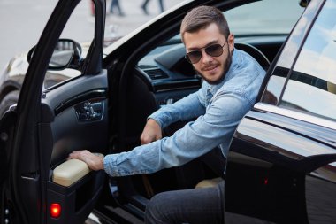 muhteşem yakışıklı yeni arabasını kapı açıyor