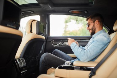 hoş yakışıklı erkek gülümseyen Smartphone online arkadaşlarınızla sohbet