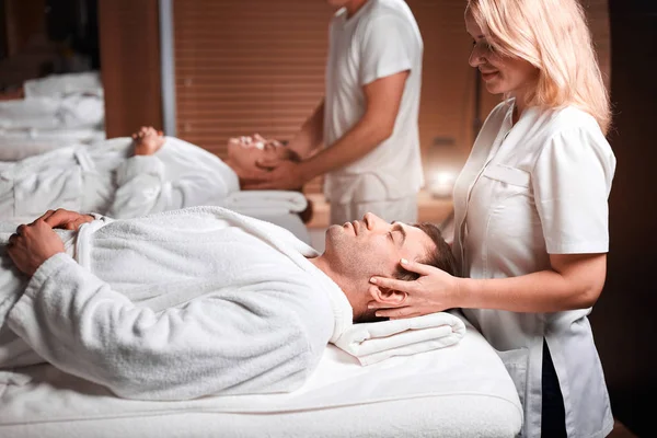 Uomo ricevendo indietro massaggio da massaggiatore in spa — Foto Stock