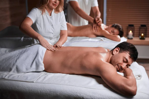 Uomo ricevendo indietro massaggio da massaggiatore in spa — Foto Stock