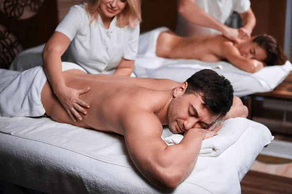 Mężczyzna otrzymujący masaż pleców od masażysty w spa — Zdjęcie stockowe