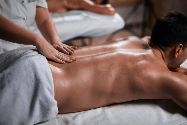 Man ontvangt terug massage van masseur in spa — Stockfoto