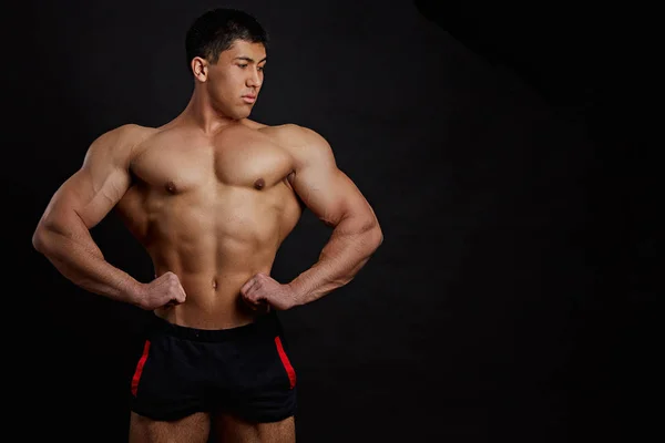 Asiatiska bodybuilder visar hans muskler — Stockfoto