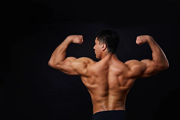 Personlig tränare flexar sina muskler — Stockfoto
