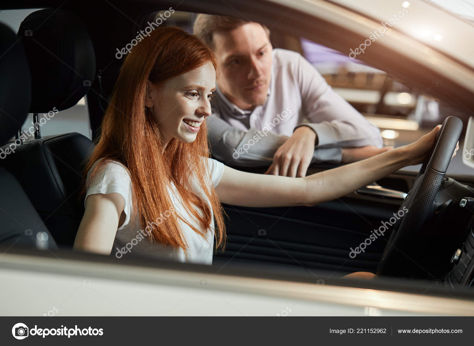 Junge glückliche Frau überrascht von einem neuen Auto im Autohaus, Geschenk  ihres Mannes - Stockfotografie: lizenzfreie Fotos © ufabizphoto 221152962