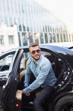 öğrenci Mercedes'te oturuyor