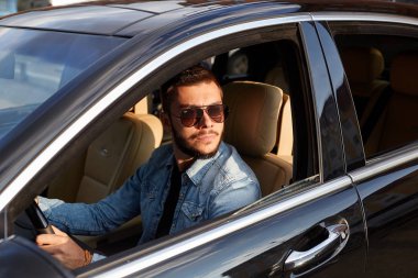 Otomobil tamir kavramı. acımasız adam onun Mercedes-Benz satış