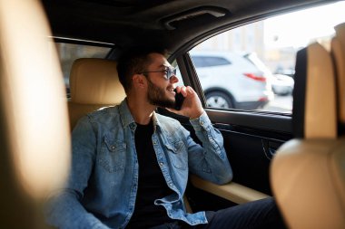 Genç ve hırslı erkek telefonla randevu