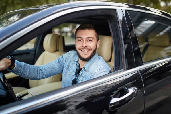 Fröhlicher Mann freut sich über den Kauf eines neuen Autos — Stockfoto