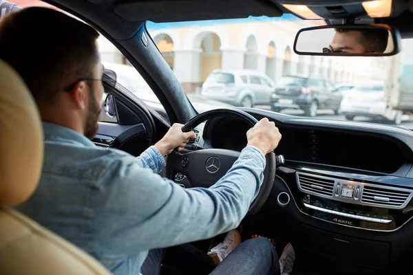 Experieced driver sitting at the steering wheel — Stock Photo, Image