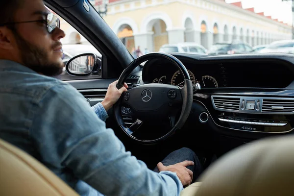 Warten im Stau. Fahrer sitzt im Stau — Stockfoto