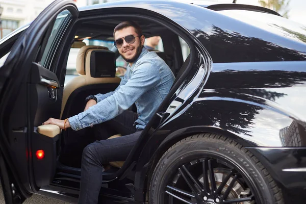 Portrait d'un jeune homme blanc beau entrant dans sa voiture — Photo