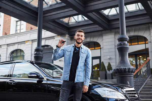 ужасный дебошир продает автомобиль
